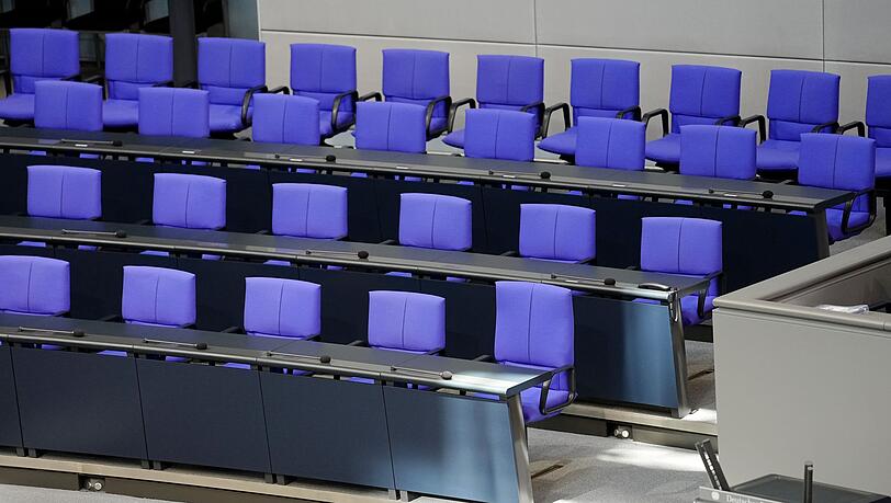 Die Regierungsbank bleibt zu oft leer, bemängelt Bundestagspräsidentin Julia Klöckner in einem Brief. (Archivbild)