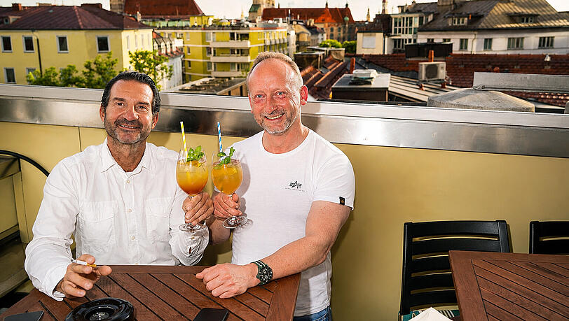 Die G&auml;ste Luca (v.l.) und Holger sto&szlig;en auf der Dachterrasse der Deutschen Eiche auf ihren Feierabend an.