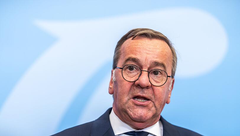 "Im Augenblick gibt es kein Szenario (...), dass der Korken schnell aus der Flasche kommt", sagt Verteidigungsminister Boris Pistorius. "Im Augenblick gibt es kein Szenario (...), dass der Korken schnell aus der Flasche kommt", sagt Verteidigungsminister Boris Pistorius.