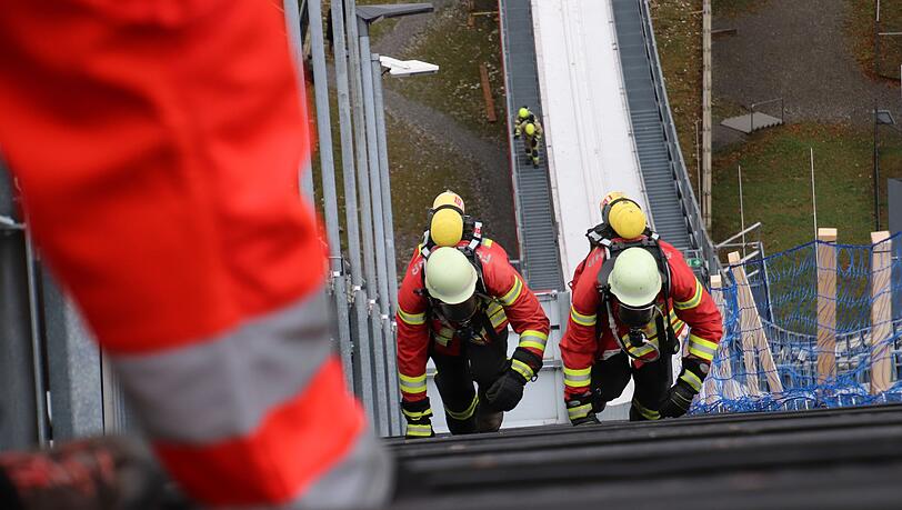 Bei einem Schanzenlauf der Feuerwehr in Oberstdorf ist ein Teilnehmer gestorben. (Symbolbild) Bei einem Schanzenlauf der Feuerwehr in Oberstdorf ist ein Teilnehmer gestorben. (Symbolbild)
