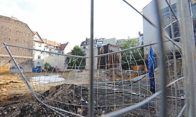 Schwabing am Tag nach der Bombensprengung: Die Spuren der Detonation sind deutlich zu erkennen. Im Laufe des Vormittags werden die Schäden an den Gebäuden der Umgebung erfasst.