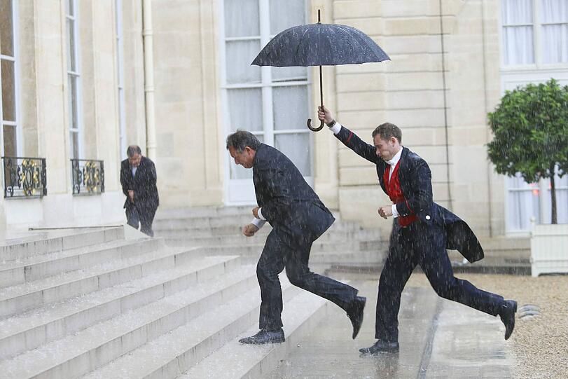 Der Regen lässt den französischen Sportminister Thierry Baillard flott werden.