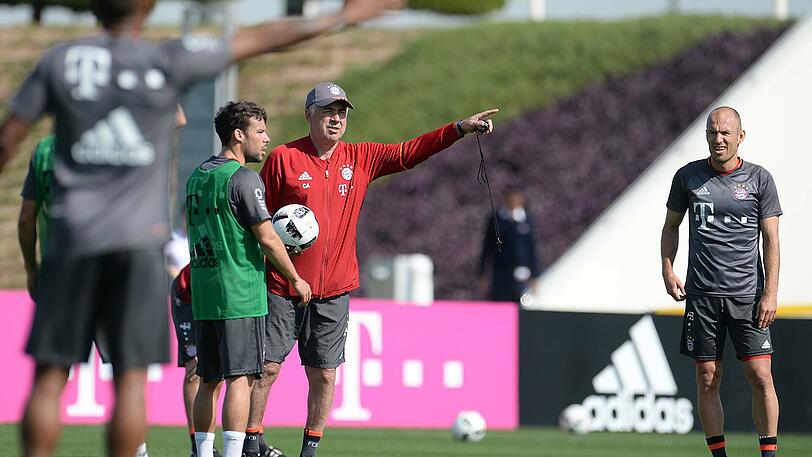 Endlich geht es wieder zurück auf den grünen Rasen. Coach Carlo Ancelotti übernimmt das Kommando.