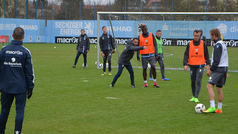 Gleich in der ersten Einheit zeigt Coach Pereira dem Neuzugang wie's läuft beim Löwen - die Bilder vom ersten Boya-Training.