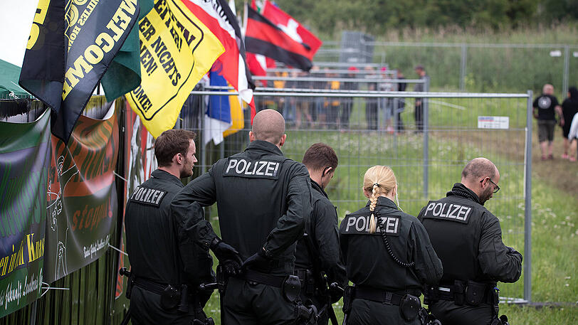 "Rock gegen Überfremdung": Die Bilder vom Neonazi-Konzert und dem Gegenprotest.