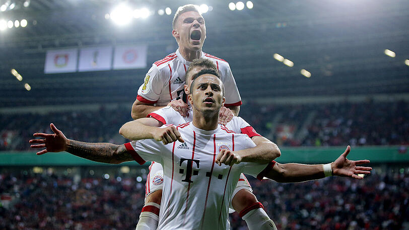 Im Halbfinale gegen Bayer Leverkusen lieferten die Bayern dann eine Gala sondersgleichen ab. 6:2 stand es am Ende - die Werkself ohne Chance.