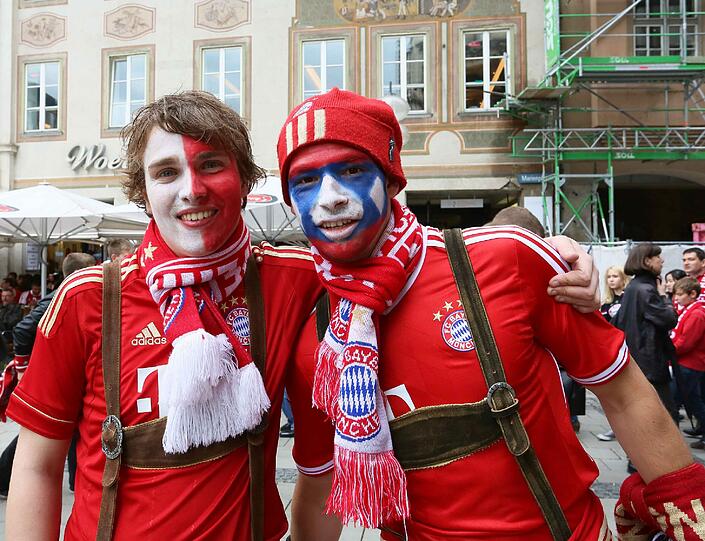 Fans lassen es beim Champions-League-Finale des FC Bayern gegen Dortmund rund um den Marienplatz krachen. Die Bilder