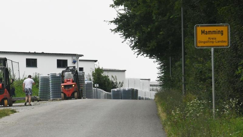 Arbeiter errichten eine Zaun um die Wohngebäude eines Betriebes in Mamming. Arbeiter errichten eine Zaun um die Wohngebäude eines Betriebes in Mamming.