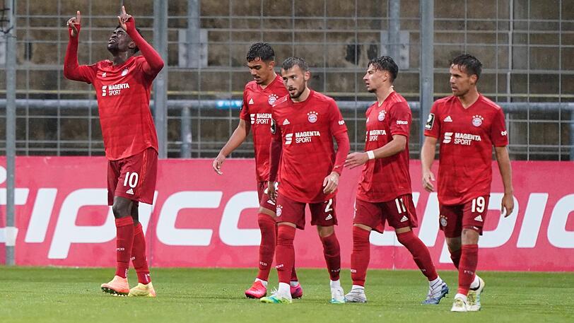 Torschütze vom Dienst: Kwasi Okyere Wriedt vom FC Bayern II (links) lässt sich beim 5:1 gegen den SV Meppen von seinen Teamkollegen feiern.