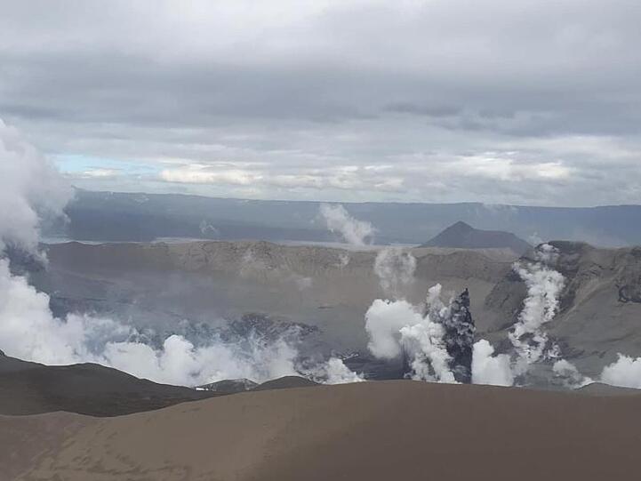 Dampfwolken steigen aus dem Krater des Taal-Vulkans auf. Es mehren sich die Anzeichen einer weiteren heftigen Explosion.