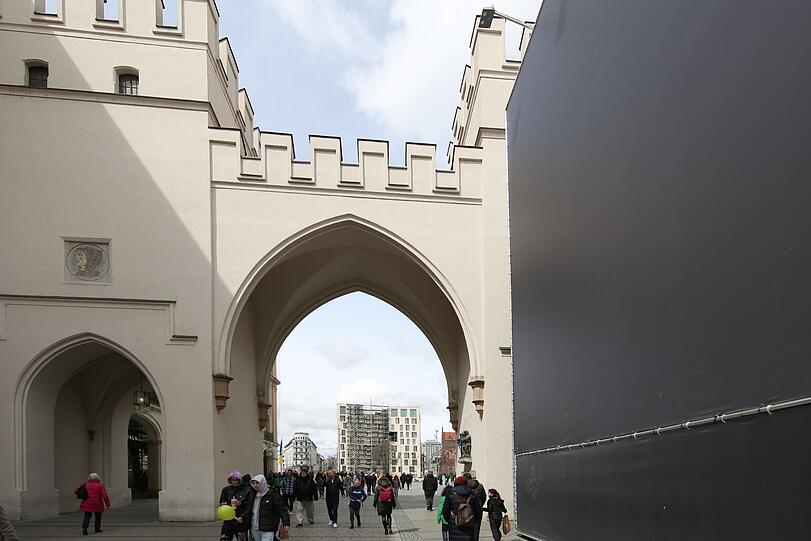 Auch durchs Karlstor sieht man ein Gerüst - vom neuen Königshof.