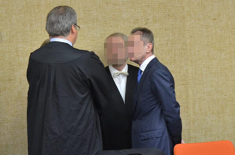 Der Angeklagte Josef K. (61) im Gespräch mit seinen Anwälten im Münchner Landgericht.