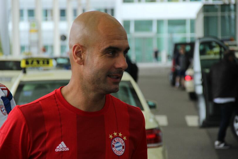 Bilder vom Flughafen München: Der FC Bayern vor dem Abflug in die USA.