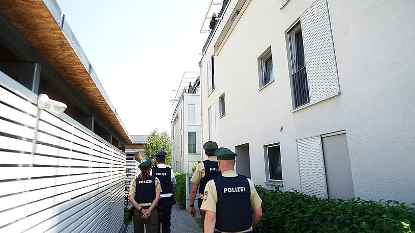 Der Mann verbarrikadierte sich in seiner Wohnung - die Polizei forderte eine SEK-Einheit ein. Die Bilder vom Einsatzort.