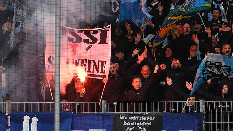 Geschmacklos: Mutmaßlich Löwen-Ultras beleidigen die Gegner als "Ossi-Schweine".