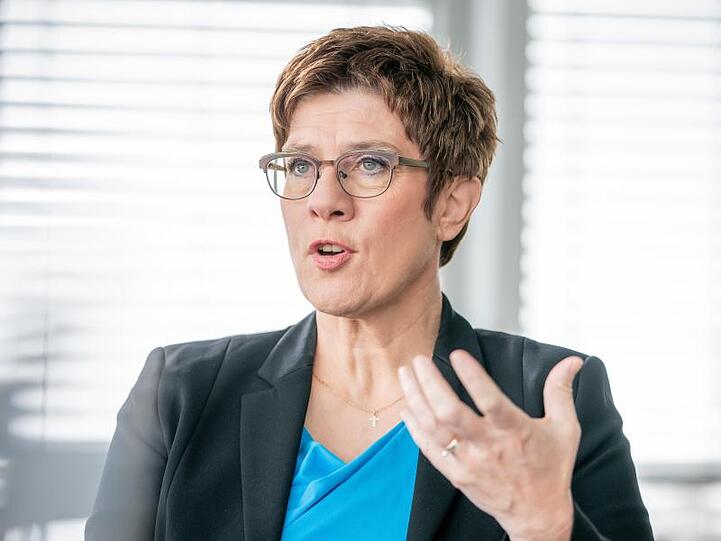 "Ich gehe davon aus, dass jemand, der sich als CDU-Vorsitzender aufstellen lässt, dass auch tut, um Kanzlerkandidat zu werden", sagt Kramp-Karrenbauer.