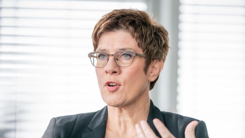 "Ich gehe davon aus, dass jemand, der sich als CDU-Vorsitzender aufstellen lässt, dass auch tut, um Kanzlerkandidat zu werden", sagt Kramp-Karrenbauer. "Ich gehe davon aus, dass jemand, der sich als CDU-Vorsitzender aufstellen lässt, dass auch tut, um Kanzlerkandidat zu werden", sagt Kramp-Karrenbauer.