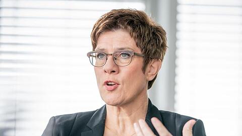 "Ich gehe davon aus, dass jemand, der sich als CDU-Vorsitzender aufstellen lässt, dass auch tut, um Kanzlerkandidat zu werden", sagt Kramp-Karrenbauer.