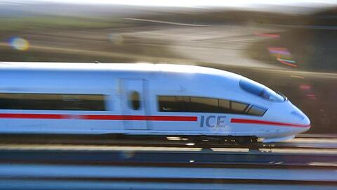Ein Fahrkartenkontrolleur der Deutschen Bahn ist in einem ICE zwischen München und Augsburg bei einem Messerangriff schwer verletzt worden.