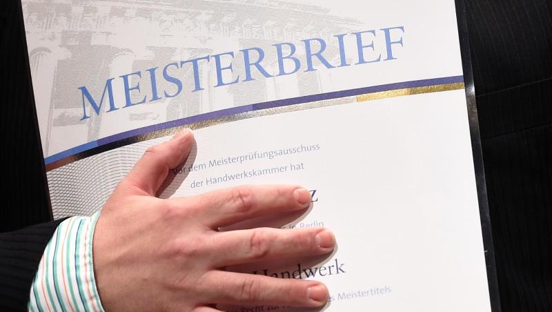Meisterfeier der Berliner Wirtschaft. Im Jahr 2004 war in mehr als 50 Berufen die Meisterpflicht weggefallen. Der Handwerksverband würde dies gern rückgängig machen. Meisterfeier der Berliner Wirtschaft. Im Jahr 2004 war in mehr als 50 Berufen die Meisterpflicht weggefallen. Der Handwerksverband würde dies gern rückgängig machen.
