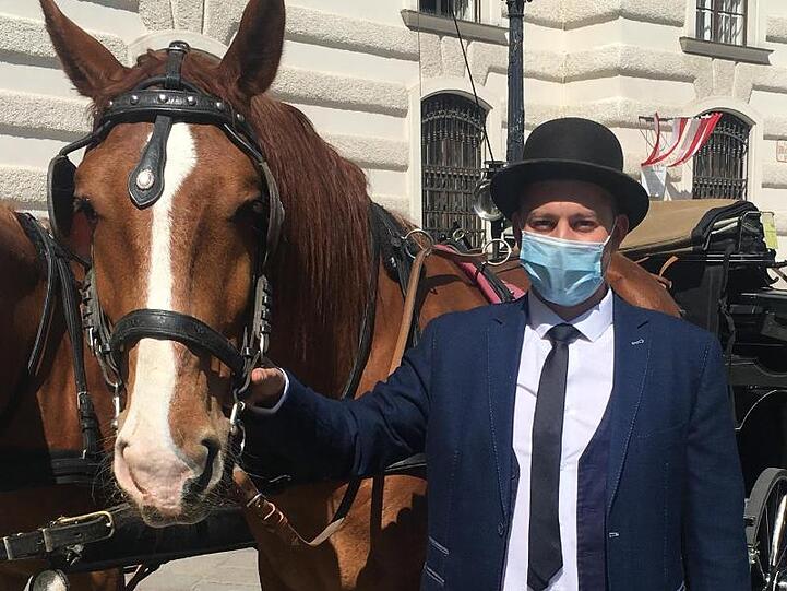 Adam Liko mit Mundschutz wartet auf Kundschaft.
