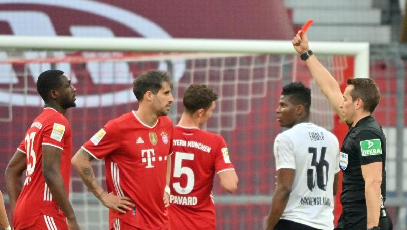 Münchens Tanguy Nianzou (l) bekommt vom Schiedsrichter die Rote Karte.