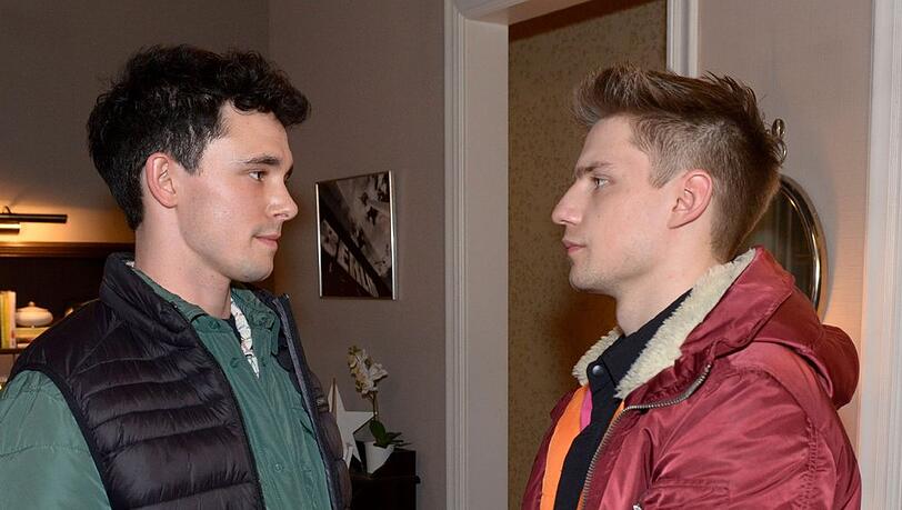 "GZSZ": Luis (l.) entschuldigt sich bei Moritz für seine Schuldzuweisungen.