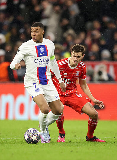 Top-Leistung gegen Mbappé: Bayerns Stanisic (r.).
