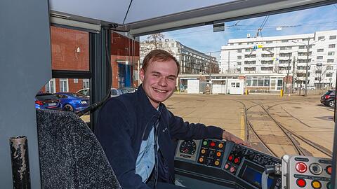 Alexander Löher studiert Politikwissenschaften und Jura an der LMU. Er findet es toll, den Hörsaal ab und an gegen ein "fahrendes Büro" zu tauschen. Ab April wird er Trambahnfahrer sein.