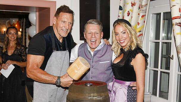 Hollywoodstar Ralf Moeller feiert mit Axel Kahn und dessen Partnerin Sarah.