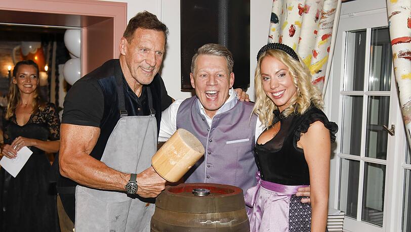 Hollywoodstar Ralf Moeller feiert mit Axel Kahn und dessen Partnerin Sarah. Hollywoodstar Ralf Moeller feiert mit Axel Kahn und dessen Partnerin Sarah.