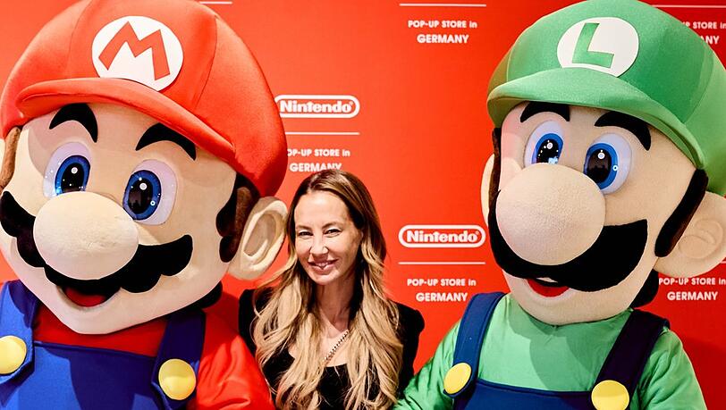 Alessandra Meyer-W&ouml;lden mit Super Mario und Luigi - Charakteren aus ihrer Kindheit.