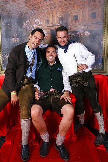 So zünftig feierten die Promis im Hippodrom von Wiesn-Wirt Sepp Krätz auf dem Frühlingsfest und in der Alten Kongresshalle beim "Tracht & Pracht Clubbing".