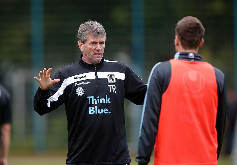 Friedhelm Funkel (l.) steht erst am Mittwoch wieder auf dem Trainingsplatz.