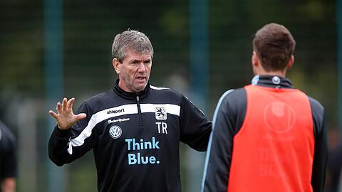 Friedhelm Funkel (l.) steht erst am Mittwoch wieder auf dem Trainingsplatz.