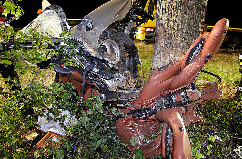 Porsche in zwei Teile gerissen - die Bilder vom Bergungseinsatz.