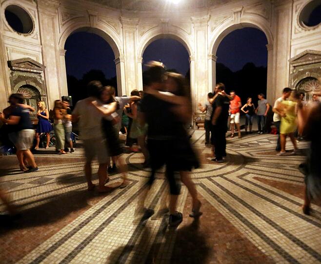 Kumm, mia drahn glei no a Rundn: Tanzpaare unter dem Dach des Dianatempels im nächtlichen Hofgarten.