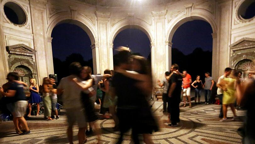 Kumm, mia drahn glei no a Rundn: Tanzpaare unter dem Dach des Dianatempels im nächtlichen Hofgarten. Kumm, mia drahn glei no a Rundn: Tanzpaare unter dem Dach des Dianatempels im nächtlichen Hofgarten.