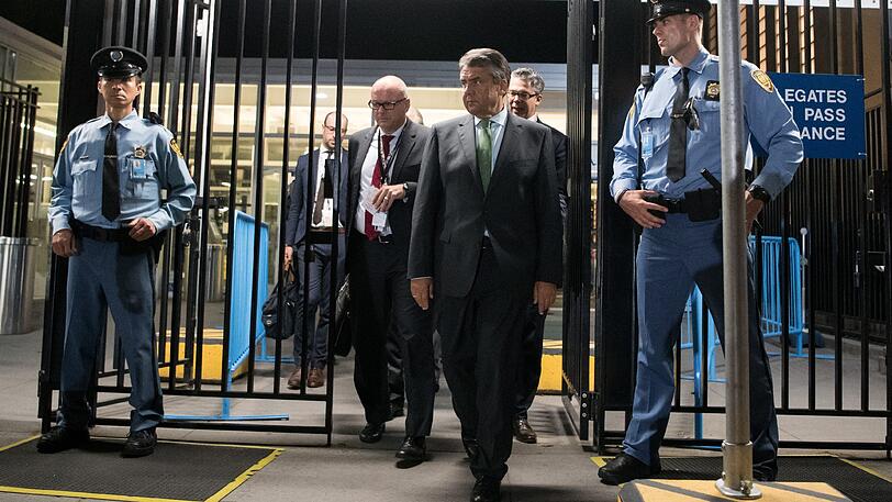Außenminister Sigmar Gabriel nach zahlreichen Gesprächen und Konferenzen anlässlich der UN-Generalversammlung in New York.