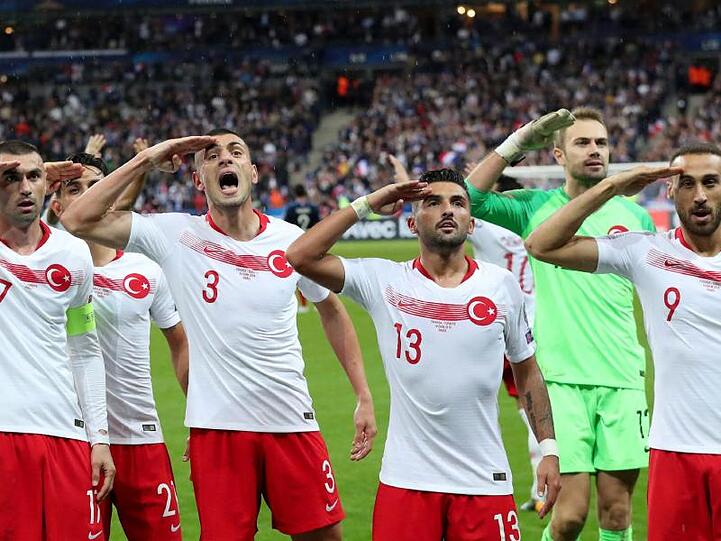 Die türkischen Spieler salutierten beim Spiel in Paris gegen Frankreich.