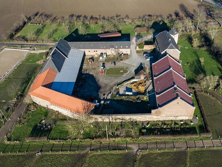 Grundriss eines römischen Lagers: Übersicht auf das Haus Bürgel (Luftaufnahme mit einer Drohne).