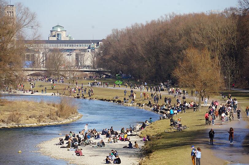 Da liegt der Frühling schon in der Luft: An der Isar spazieren am Wochenende viele Menschen.