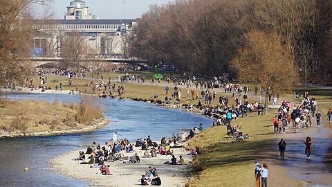 Da liegt der Frühling schon in der Luft: An der Isar spazieren am Wochenende viele Menschen.