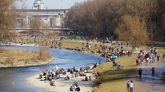 Da liegt der Frühling schon in der Luft: An der Isar spazieren am Wochenende viele Menschen.