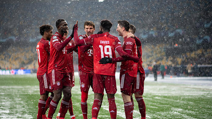 Der FC Bayern bejubelt den Treffer von Robert Lewandowski zum zwischenzeitlichen 1:0.
