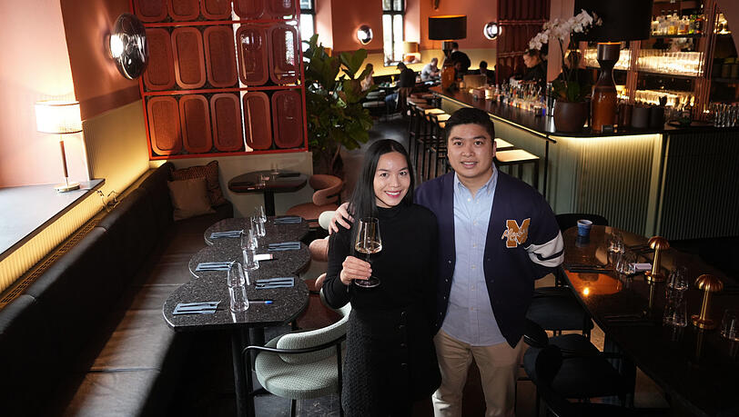 Isabelle (33) und Jean-Pierre Tran (31) in ihrem neuesten Lokal am Roecklplatz. Die Einrichtung ist hochwertig, aber nicht schickimicki - so wie das Essen.