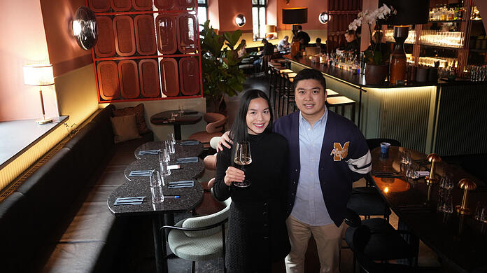 Isabelle (33) und Jean-Pierre Tran (31) in ihrem neuesten Lokal am Roecklplatz. Die Einrichtung ist hochwertig, aber nicht schickimicki - so wie das Essen.