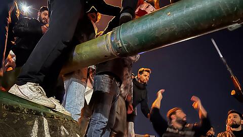 Nach der Flucht von Assad feiern Bürger in Damaskus.