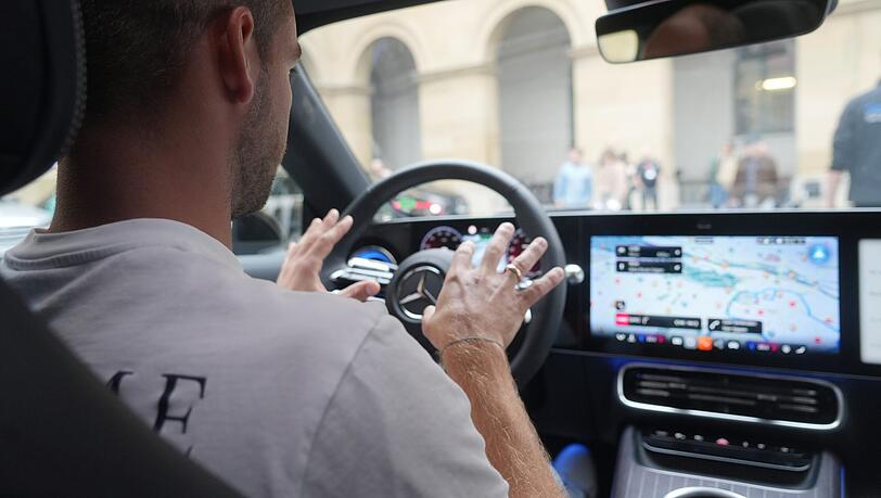 Kurz die Hände vom Steuer, das geht für ein oder zwei Sekunden beim Level-Zwei-Autopiloten von Mercedes. Dauert es länger, bimmelt und blinkt es heftig. Wenn trotzdem nichts passiert, hält das Fahrzeug am nächsten Fahrbahnrand an.
