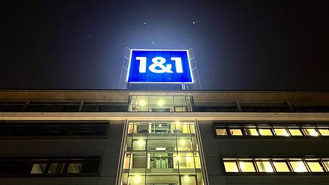 Das 1&1-Logo bei Nacht - das Telekommunikationsunternehmen hat die Partnerschaft mit O2 beendet.